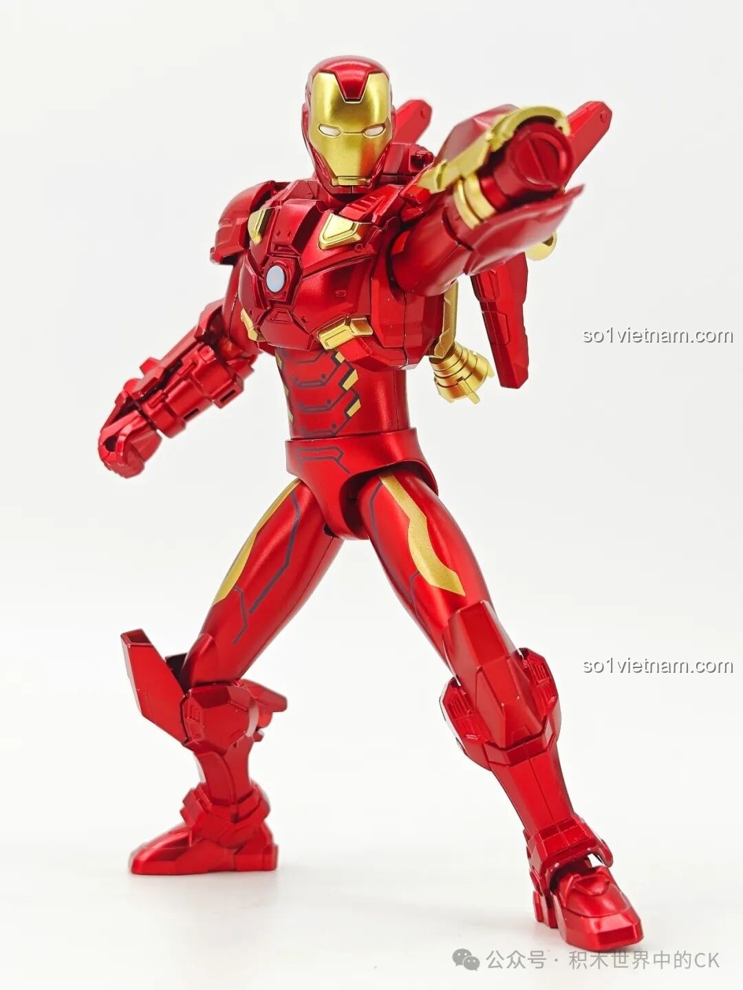 Mô hình Iron Man của Keeppley hoàn thiện, nhìn từ phía sau bên