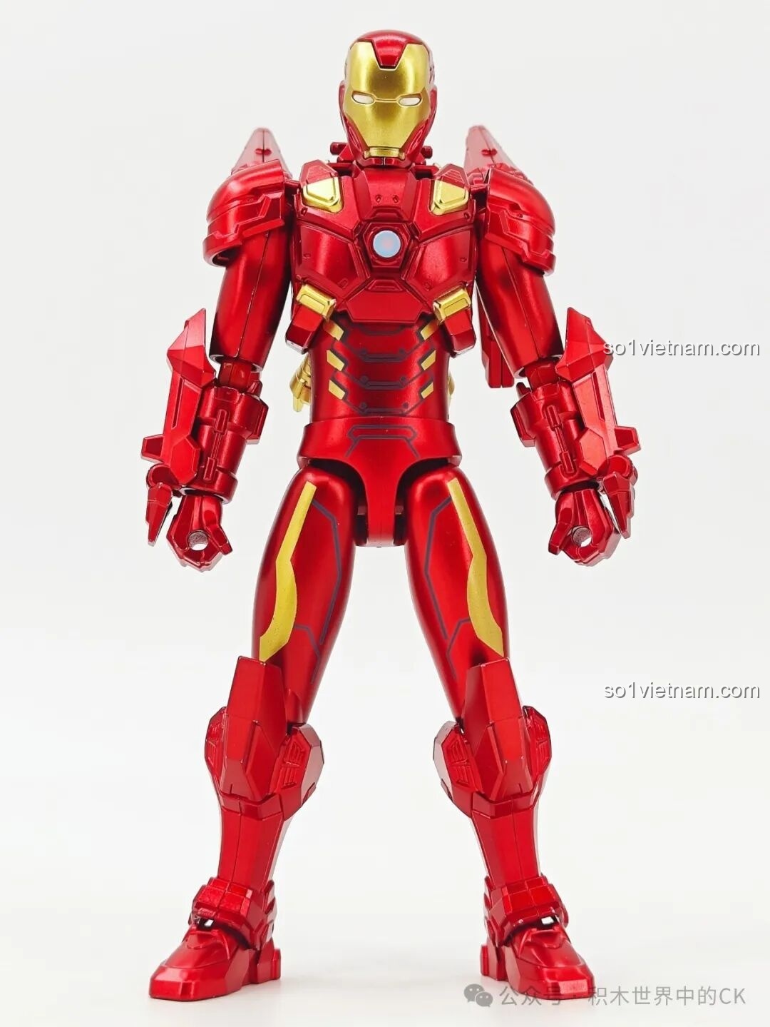 Mô hình Iron Man của Keeppley hoàn thiện, chụp trên nền trắng