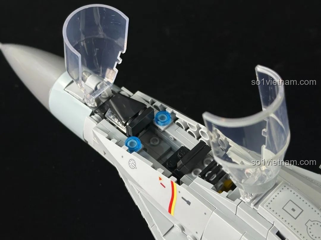 Chi tiết kính buồng lái Keeppley J-15