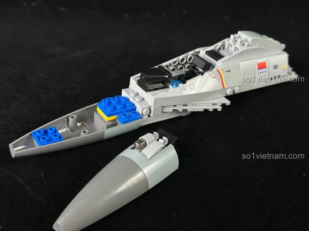 Chi tiết bên hông buồng lái Keeppley J-15