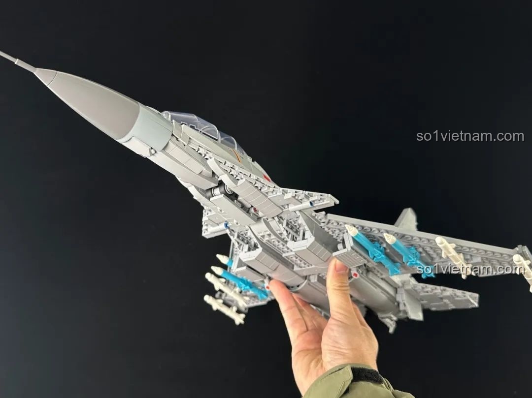 Mô hình Keeppley J-15 nhìn từ góc nghiêng dưới