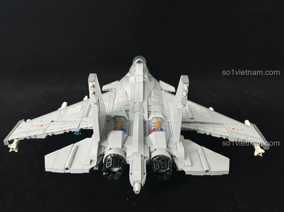 Mô hình Keeppley J-15 nhìn từ góc nghiêng