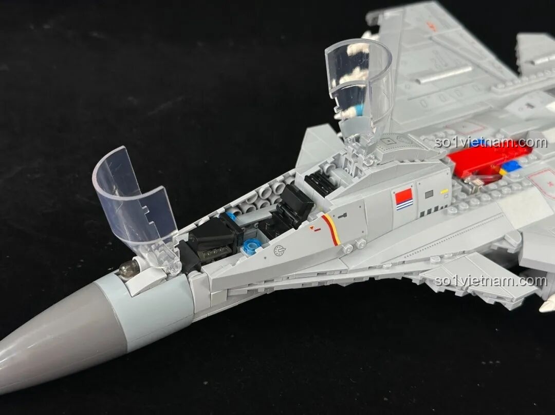 Khoang động cơ Keeppley J-15 với đèn LED