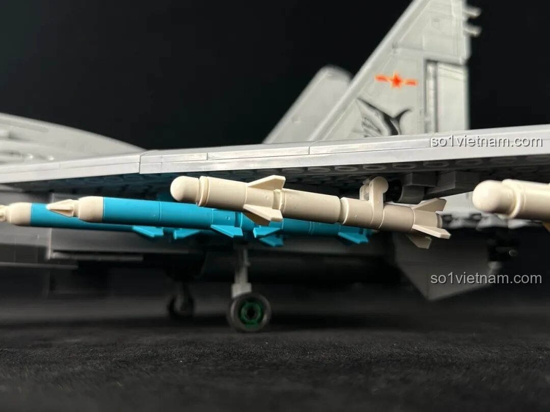 Cận cảnh đèn LED trong động cơ Keeppley J-15