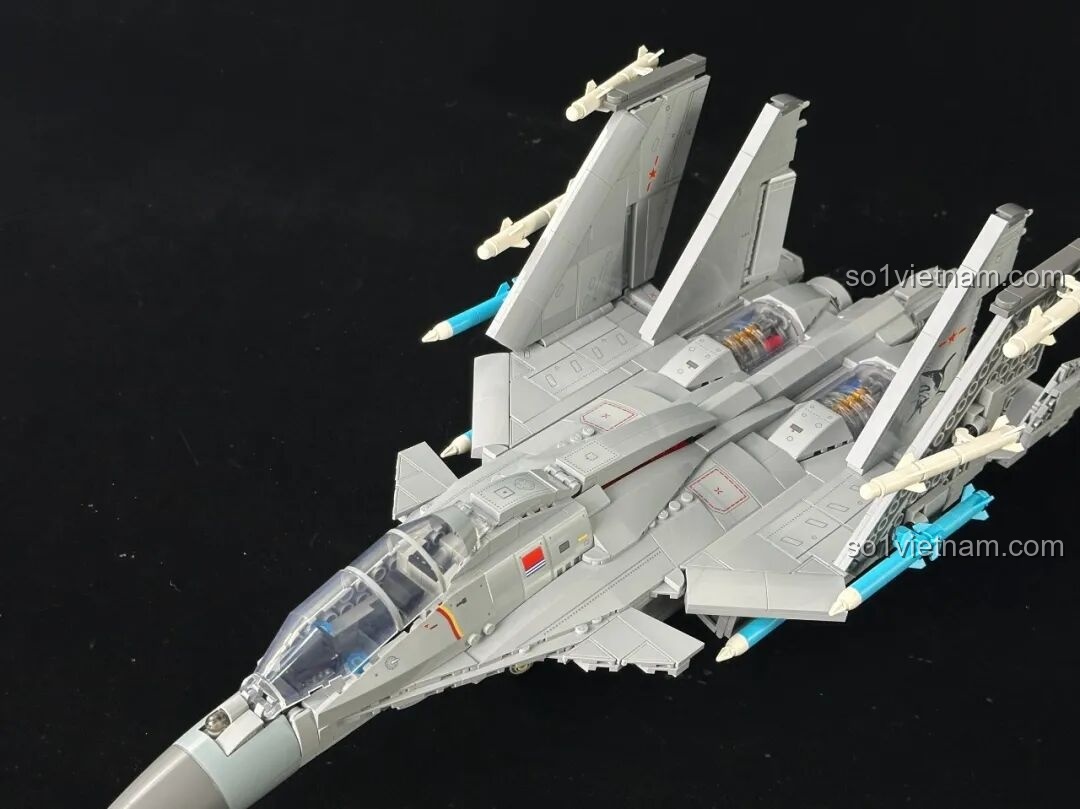 Mô hình Keeppley J-15 được cầm trên tay