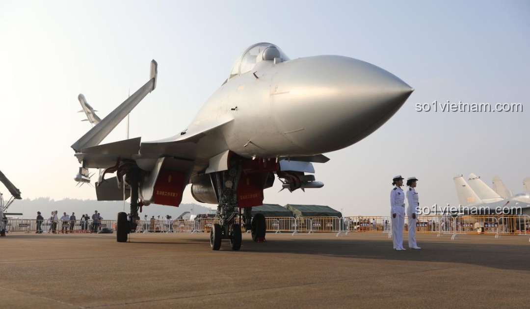 Đèn LED của Keeppley J-15 được kích hoạt