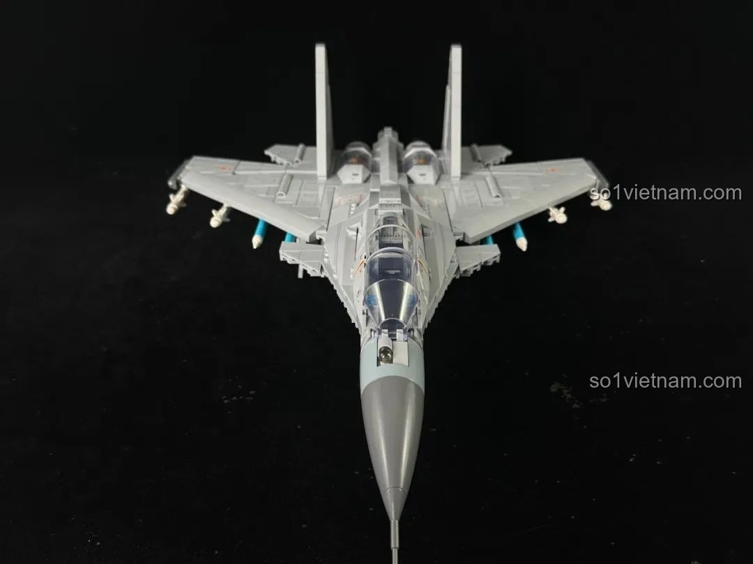 Chi tiết động cơ phía sau Keeppley J-15