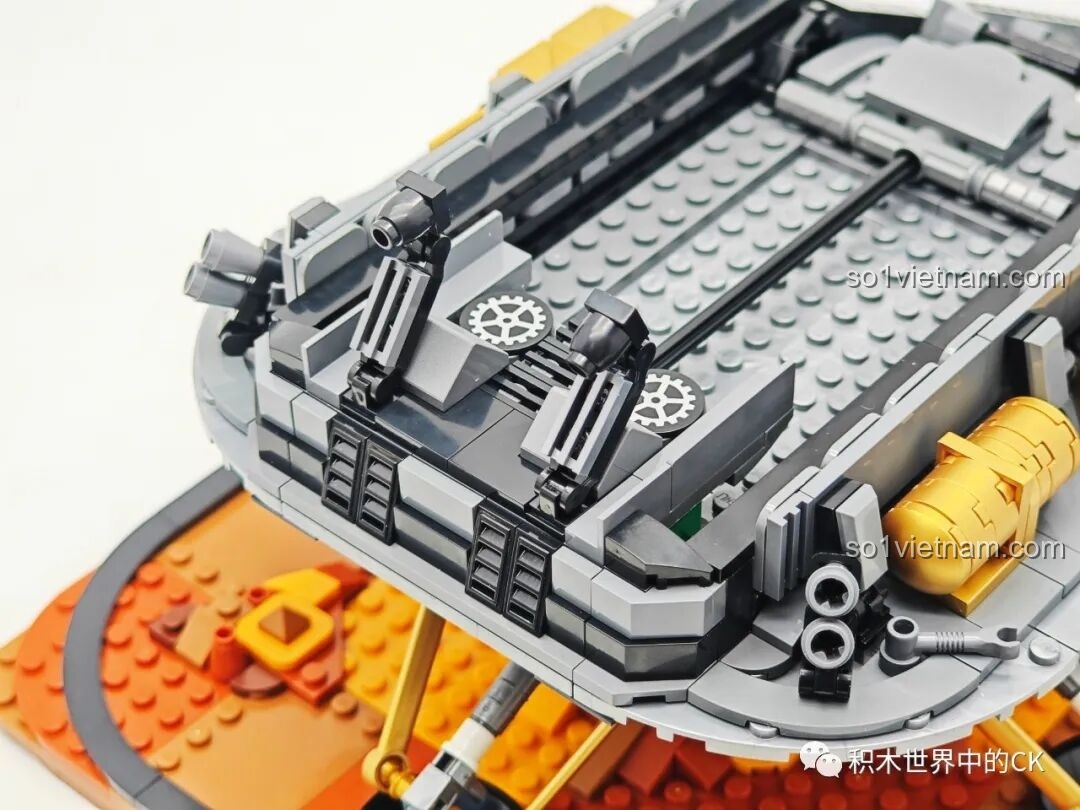 Xe thám hiểm sao Hỏa Chúc Dung Keeppley K10223 được đặt trên tàu đổ bộ, nhìn từ góc chéo.