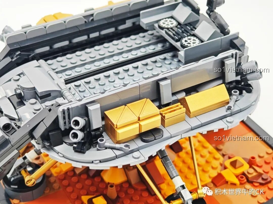 Xe thám hiểm sao Hỏa Chúc Dung Keeppley K10223 được đặt trên tàu đổ bộ, nhìn từ góc khác.