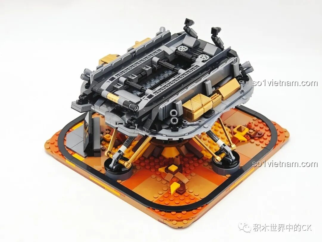 Cận cảnh phần đuôi xe thám hiểm sao Hỏa Chúc Dung Keeppley K10223 khi đặt trên tàu đổ bộ.