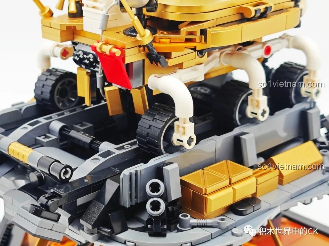 Cận cảnh phần bên hông xe thám hiểm sao Hỏa Chúc Dung Keeppley K10223 khi đặt trên tàu đổ bộ.