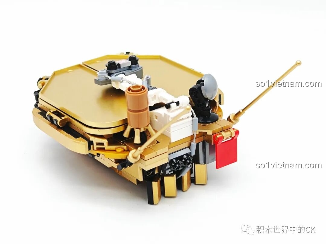 Tiếp tục lắp ráp phần thân xe thám hiểm Chúc Dung của bộ Keeppley K10223, thêm các chi tiết nhỏ.