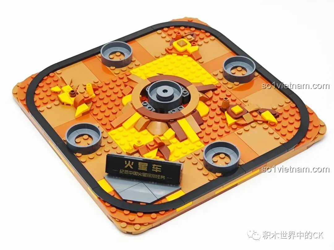 Phần đế trưng bày mô phỏng bề mặt sao Hỏa của bộ Keeppley K10223 đã gần hoàn thiện, với các chi tiết địa hình.