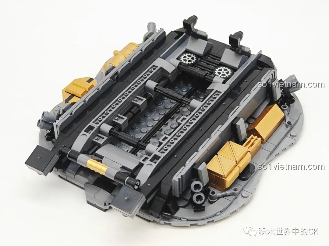 Tàu đổ bộ Keeppley K10223 đã gần hoàn thiện, với các chi tiết bên ngoài và chân chống.