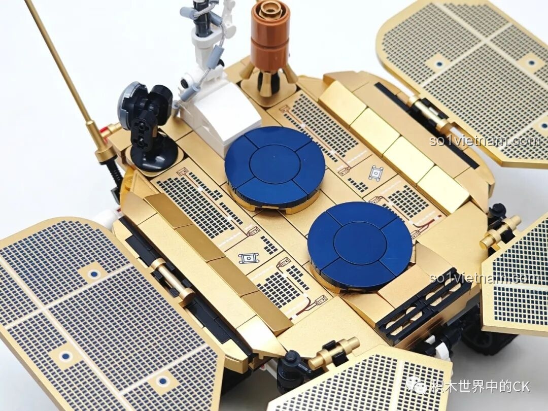 Tàu đổ bộ Keeppley K10223 Xe thám hiểm sao Hỏa Chúc Dung đã hoàn thiện trên đế trưng bày, đường dốc mở.