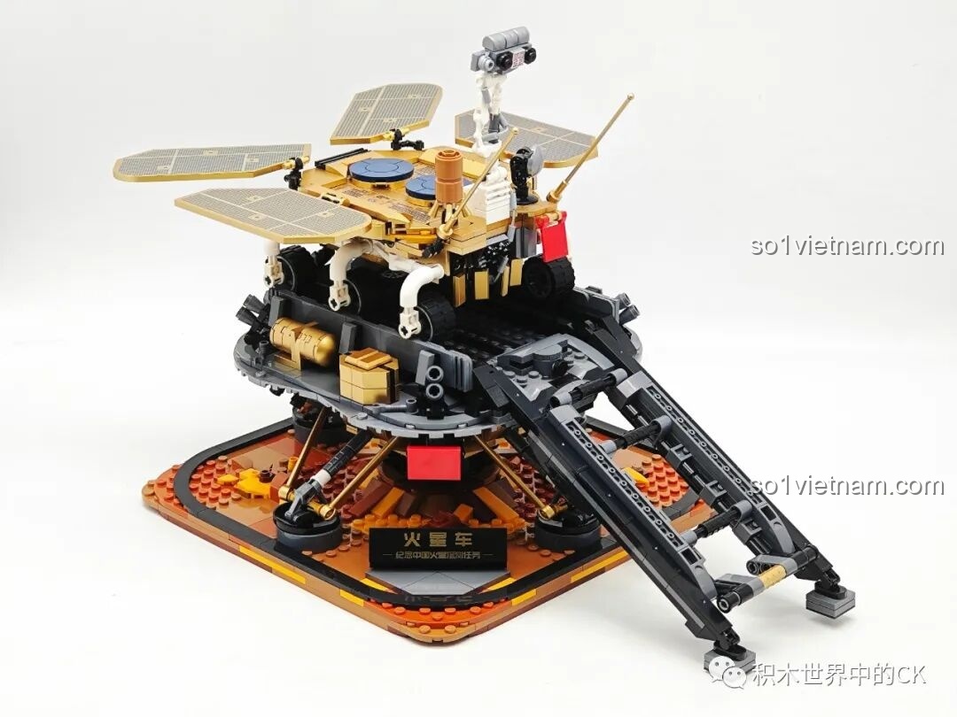 Góc nhìn ngang của xe thám hiểm sao Hỏa Chúc Dung Keeppley K10223, hiển thị hệ thống bánh xe.