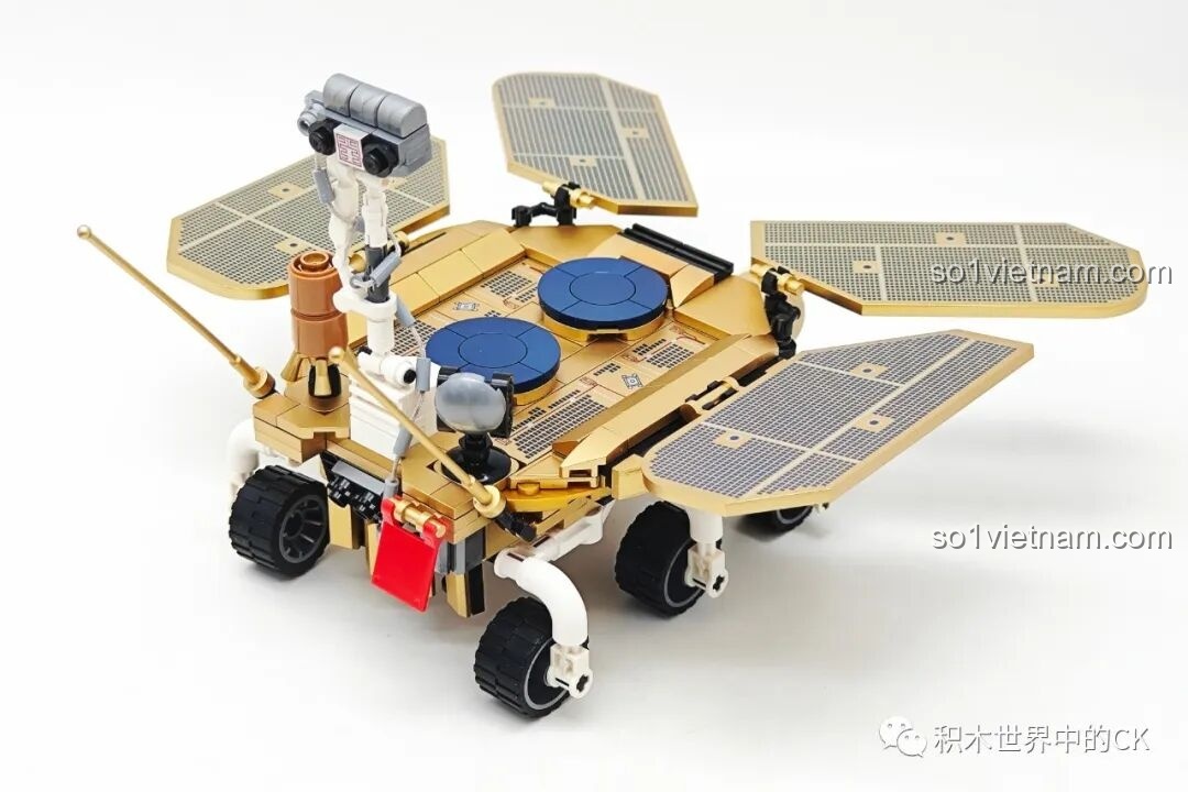 Góc nhìn từ trên xuống của xe thám hiểm sao Hỏa Chúc Dung Keeppley K10223, với các tấm pin mặt trời.