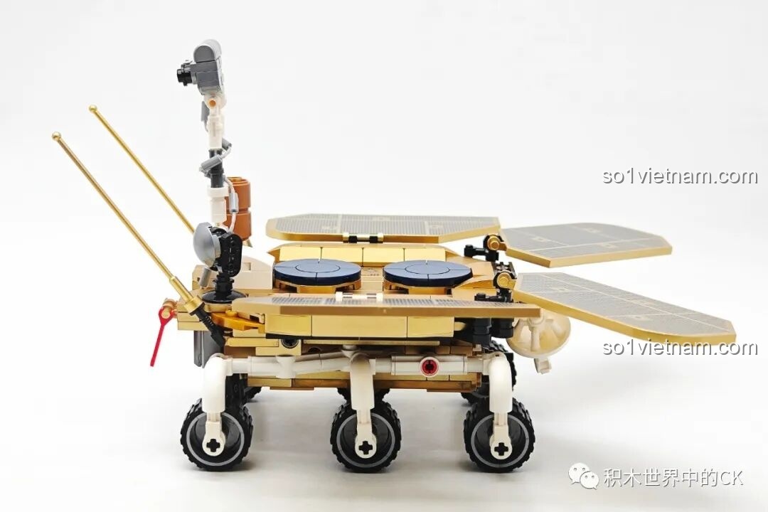 Góc nhìn phía trước của xe thám hiểm sao Hỏa Chúc Dung Keeppley K10223, với camera và ăng-ten.