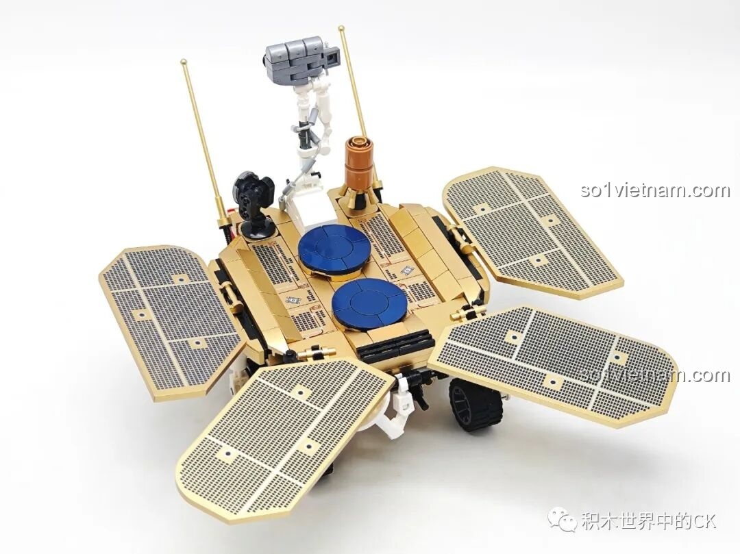 Góc nhìn chéo của xe thám hiểm sao Hỏa Chúc Dung Keeppley K10223, hiển thị các chi tiết bên hông.