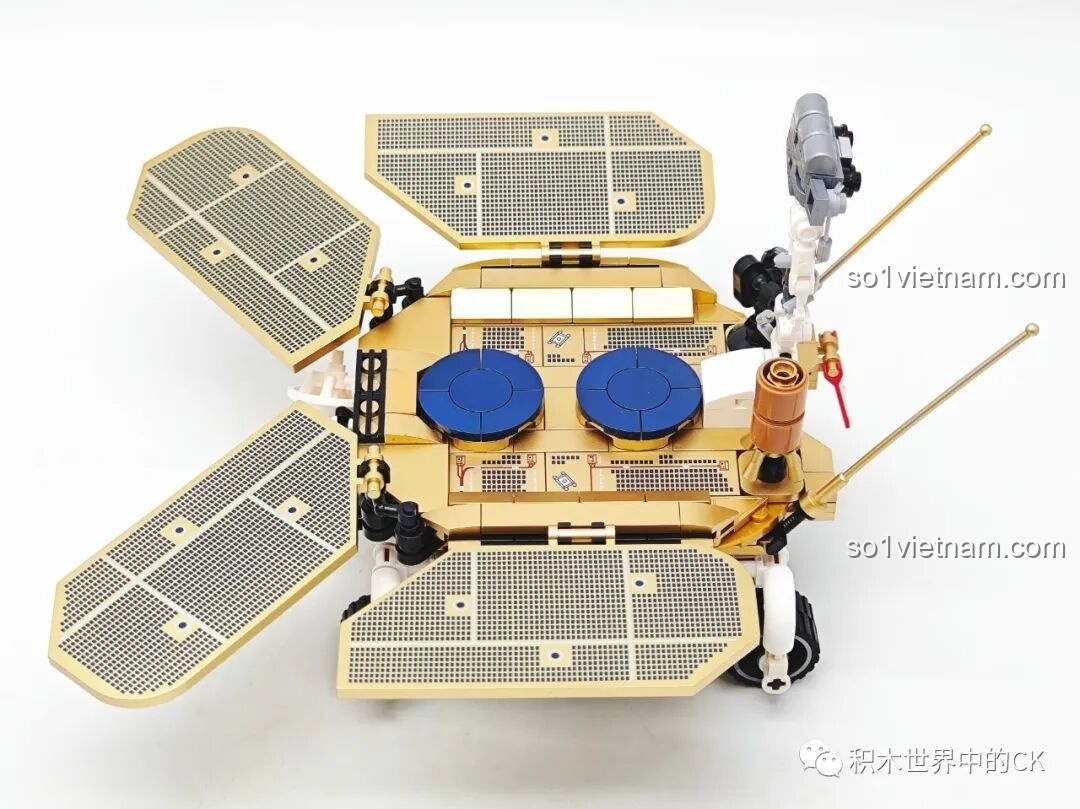 Cận cảnh các tấm pin mặt trời và chi tiết trên thân xe thám hiểm sao Hỏa Chúc Dung Keeppley K10223.