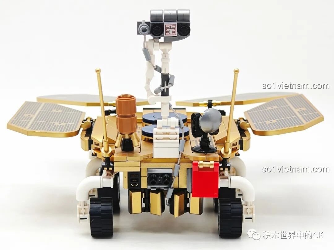 Cận cảnh hệ thống treo và bánh xe bên hông của xe thám hiểm sao Hỏa Chúc Dung Keeppley K10223.