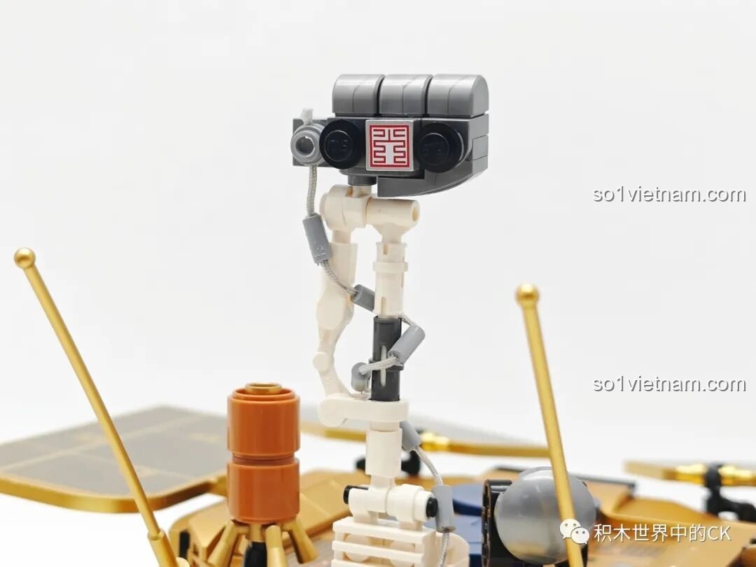 Cận cảnh hệ thống treo và bánh xe bên hông của xe thám hiểm sao Hỏa Chúc Dung Keeppley K10223, có thêm chi tiết.