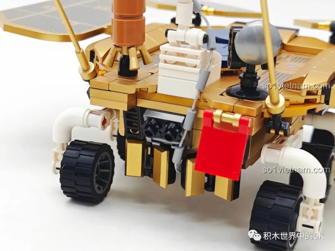 Xe thám hiểm sao Hỏa Chúc Dung Keeppley K10223 đã hoàn thiện, các tấm pin mặt trời gập lại.