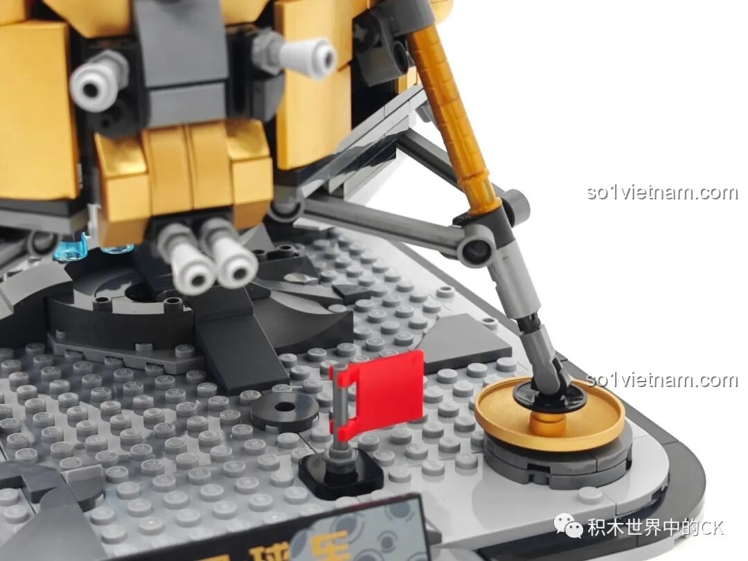 Cận cảnh tấm pin mặt trời của Bộ Phận Hạ Cánh Mặt Trăng trong bộ Keeppley K10224, với các ô năng lượng được mô phỏng chi tiết.