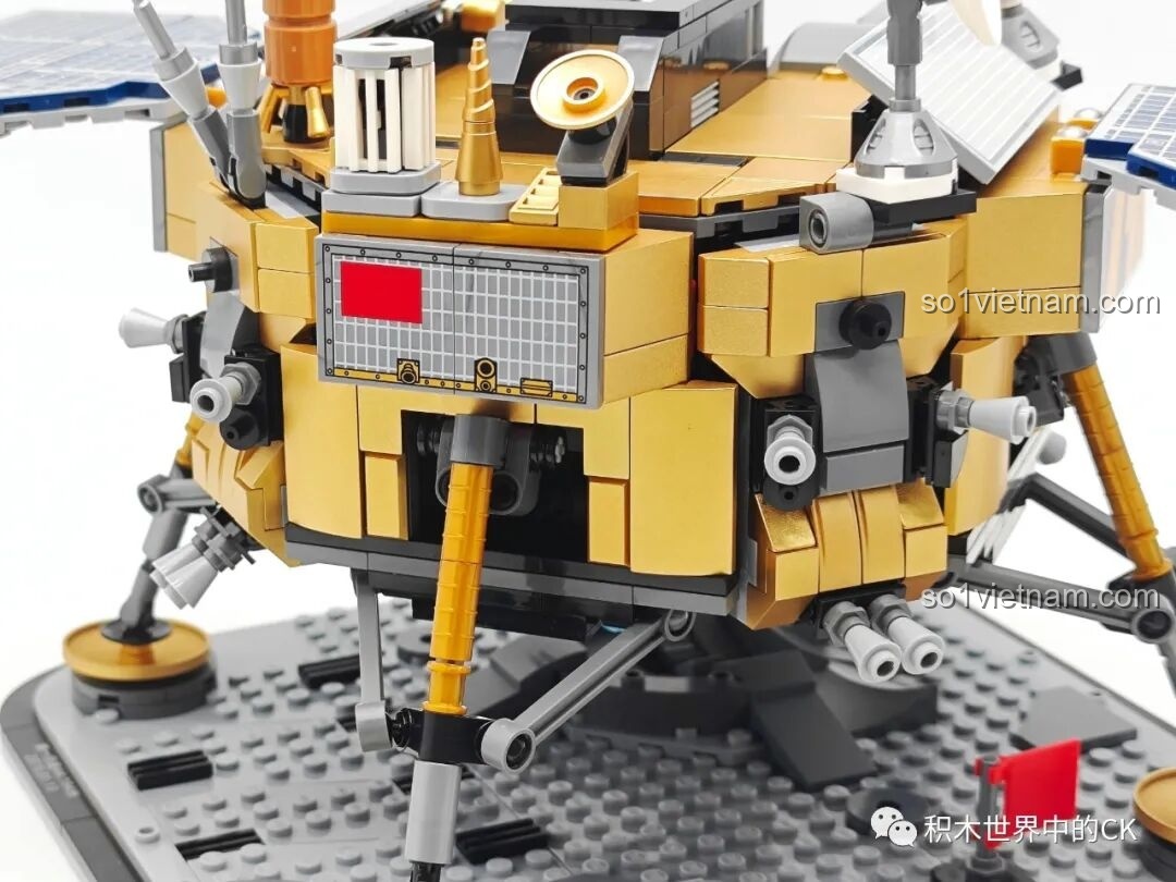 Cận cảnh phần bên hông của Bộ Phận Hạ Cánh Mặt Trăng trong bộ Keeppley K10224, với các tấm pin mặt trời và cấu trúc.