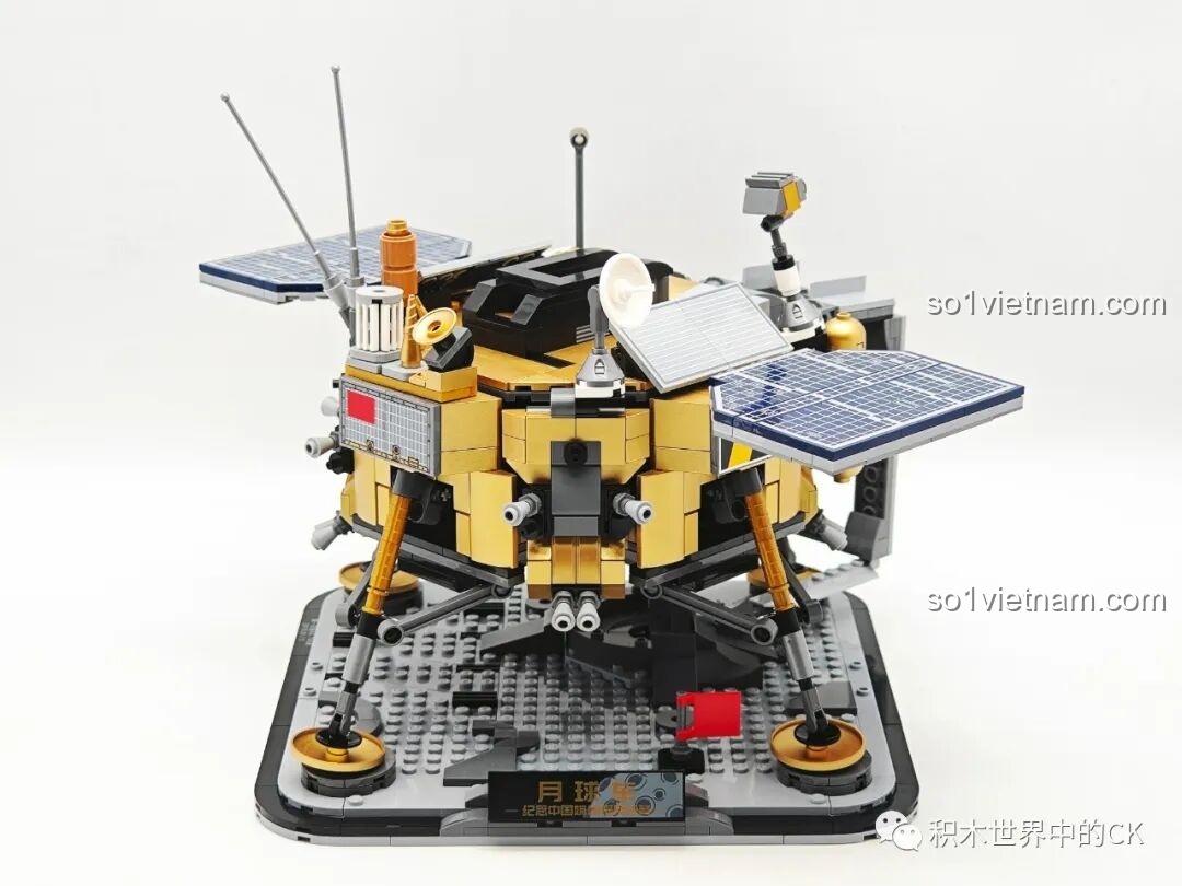 Chi tiết phần đế trưng bày của bộ Keeppley K10224 Xe Thám Hiểm Mặt Trăng Yutu-2, với các ký hiệu và địa hình mô phỏng bề mặt Mặt Trăng.