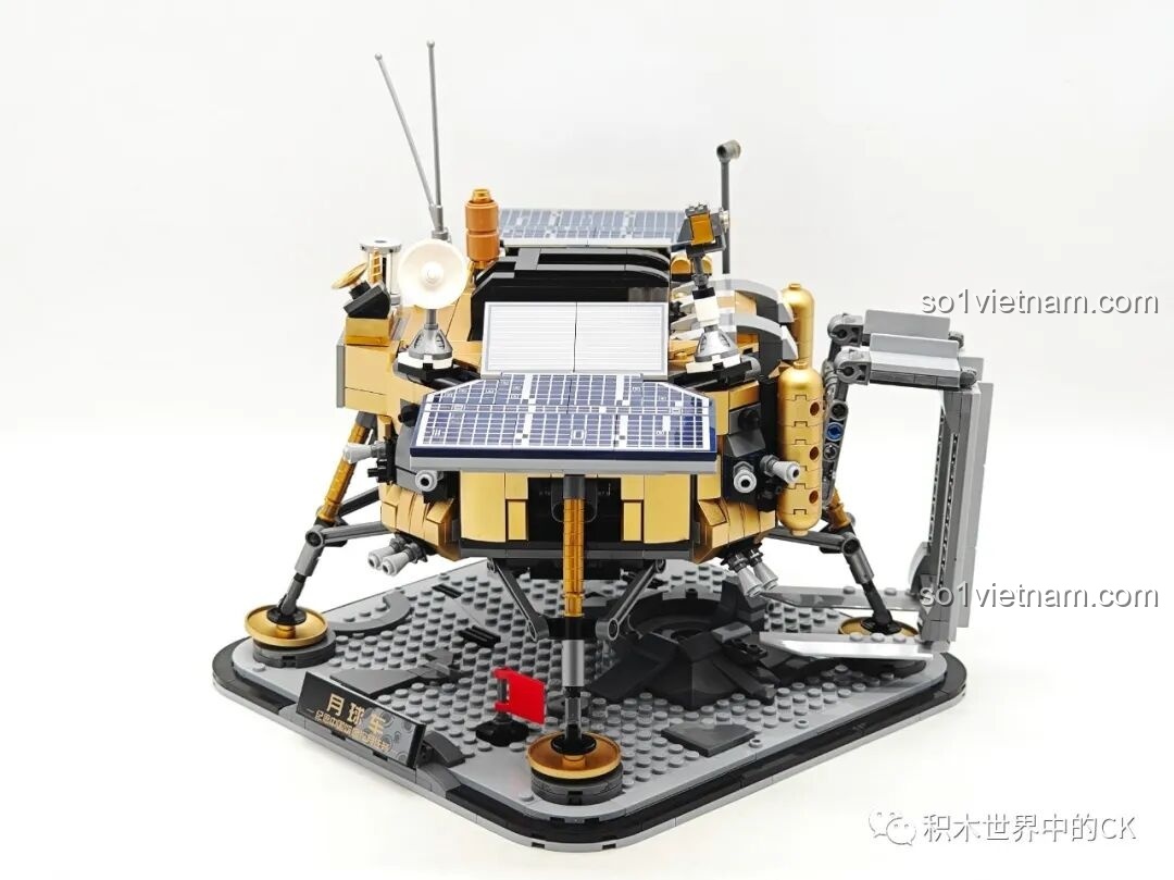 Chi tiết ngày tháng trên đế trưng bày của bộ Keeppley K10224 Xe Thám Hiểm Mặt Trăng Yutu-2, ghi dấu sự kiện lịch sử.