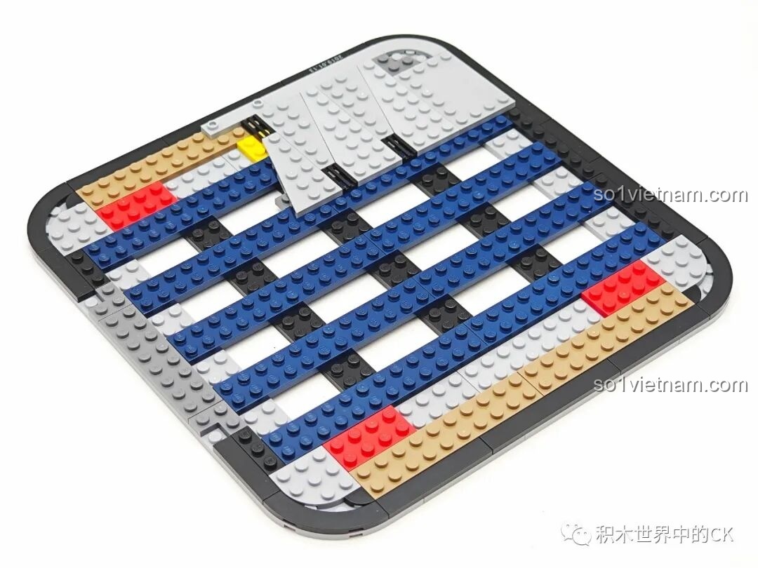 Quá trình lắp ráp phần đế trưng bày cho bộ Keeppley K10224 Xe Thám Hiểm Mặt Trăng Yutu-2, tạo nền tảng vững chắc cho mô hình.