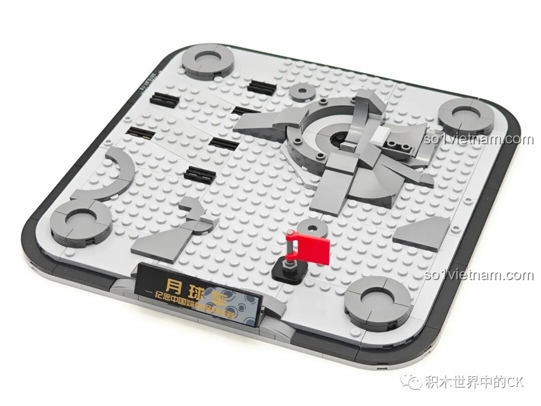 Đế trưng bày của bộ Keeppley K10224 Xe Thám Hiểm Mặt Trăng Yutu-2 với lá cờ nhỏ, tượng trưng cho sứ mệnh khám phá không gian.