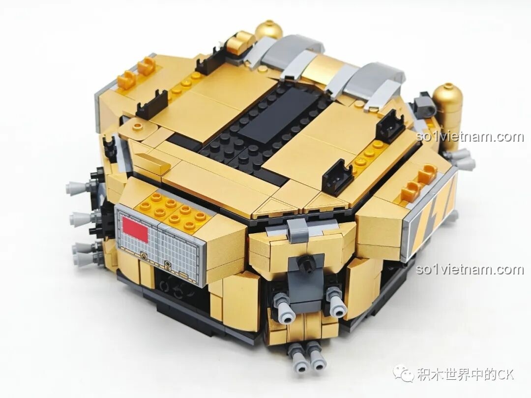 Mô hình Bộ Phận Hạ Cánh Mặt Trăng của Keeppley K10224 đã hoàn thành, nhìn từ phía trước với các tấm pin mặt trời mở rộng.