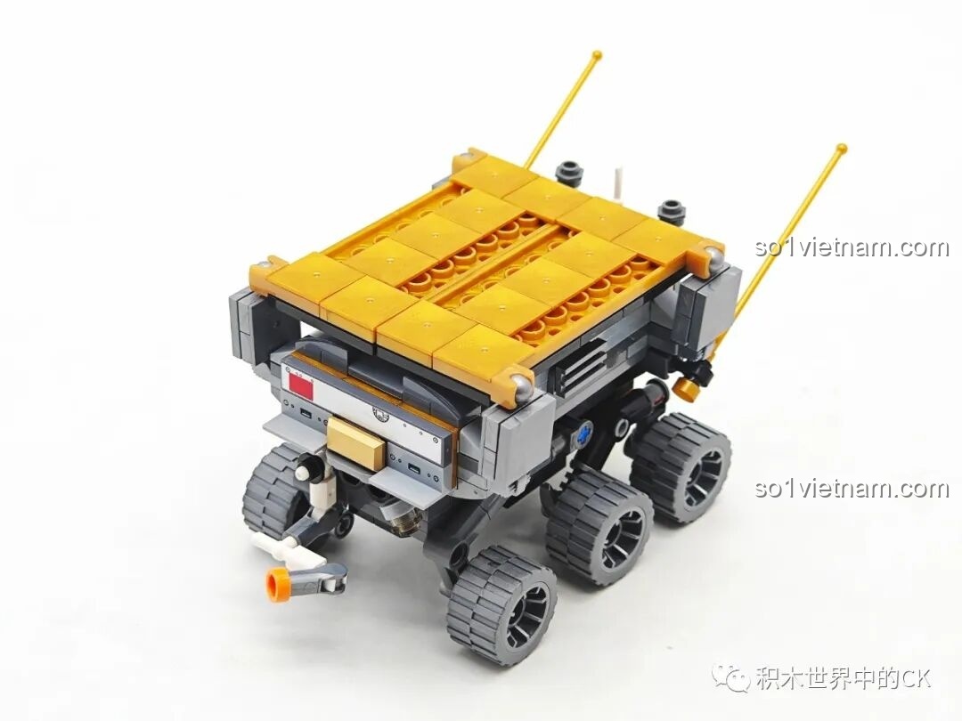 Mô hình Bộ Phận Hạ Cánh Mặt Trăng của Keeppley K10224 với dốc hạ cánh đóng lại, sẵn sàng cho hành trình bay.