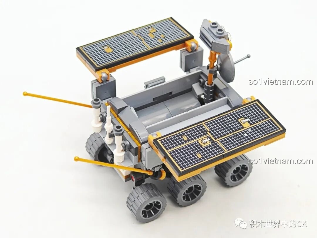 Mô hình Bộ Phận Hạ Cánh Mặt Trăng của Keeppley K10224 đã hoàn thành, nhìn từ góc phía trước bên hông, đặt trên đế trưng bày.