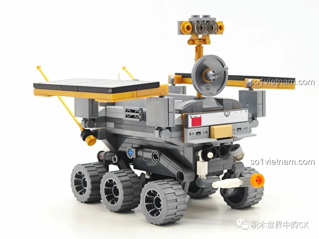 Mô hình Bộ Phận Hạ Cánh Mặt Trăng của Keeppley K10224 nhìn từ bên hông, thể hiện các chân chống và tấm pin mặt trời.