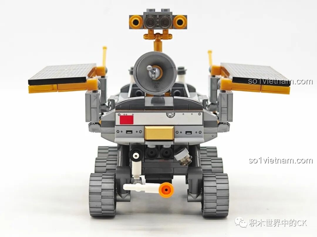 Mô hình Bộ Phận Hạ Cánh Mặt Trăng của Keeppley K10224 nhìn từ phía sau, với các chi tiết động cơ và ăng-ten.