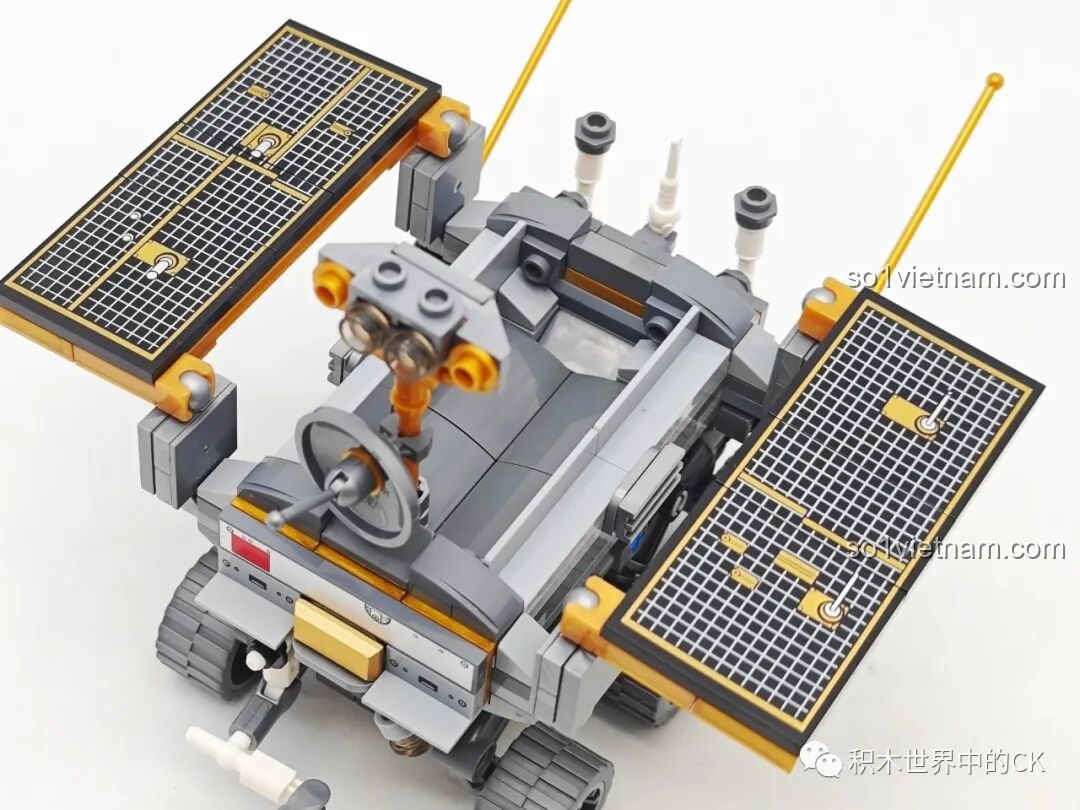 Mô hình Bộ Phận Hạ Cánh Mặt Trăng của Keeppley K10224 nhìn từ phía trước với dốc hạ cánh mở rộng, tạo cảnh tượng chân thực.