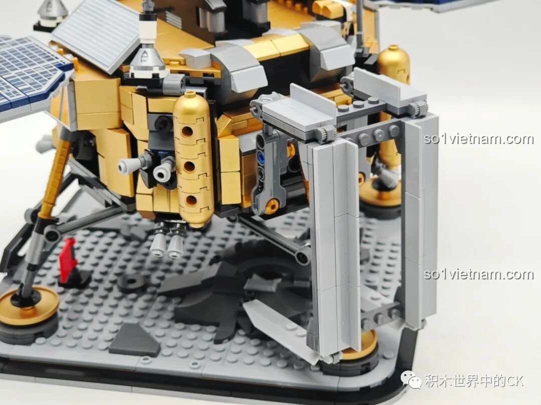 Mô hình Bộ Phận Hạ Cánh Mặt Trăng của Keeppley K10224 với phần nắp trên mở ra, để lộ cấu trúc bên trong.