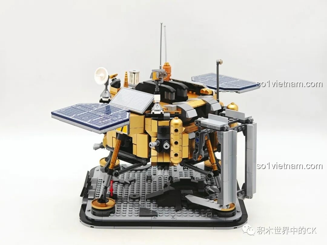 Bộ Phận Hạ Cánh Mặt Trăng của Keeppley K10224 với dốc hạ cánh mở rộng, sẵn sàng cho Xe Thám Hiểm Mặt Trăng Yutu-2 lăn xuống.