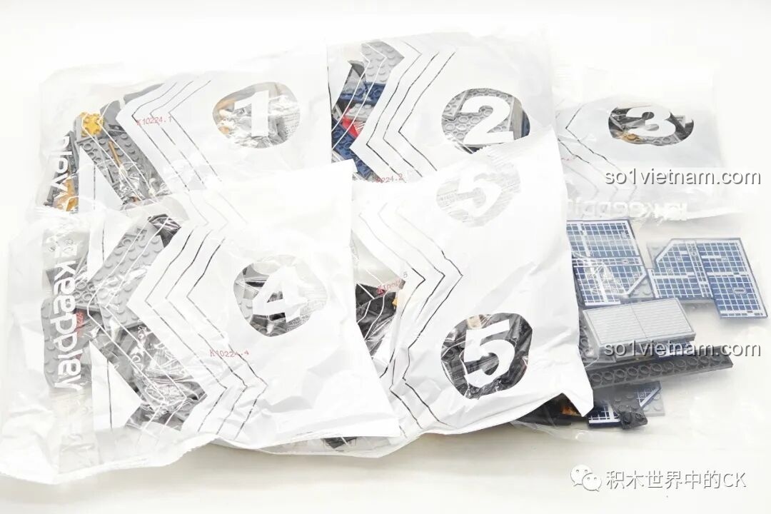 Các túi mảnh ghép được đánh số của bộ lắp ghép Keeppley K10224 Xe Thám Hiểm Mặt Trăng Yutu-2, giúp quá trình lắp ráp dễ dàng và có tổ chức.