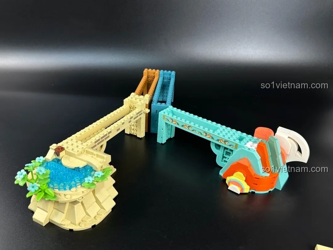 Phần nền của tấm bên trái bộ lắp ghép Keeppley K19906 Bình phong nghệ thuật Đôn Hoàng, với chi tiết suối nước.