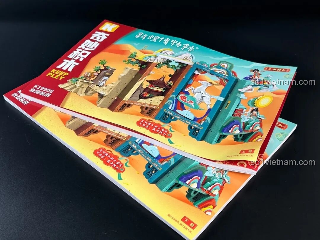 Hai cuốn sách hướng dẫn lắp ráp chi tiết của bộ lắp ghép Keeppley K19906 Bình phong nghệ thuật Đôn Hoàng.