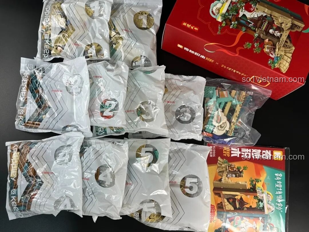 Các túi mảnh ghép được đánh số từ 1 đến 5 của bộ lắp ghép Keeppley K19906 Bình phong nghệ thuật Đôn Hoàng, sẵn sàng cho quá trình lắp ráp.