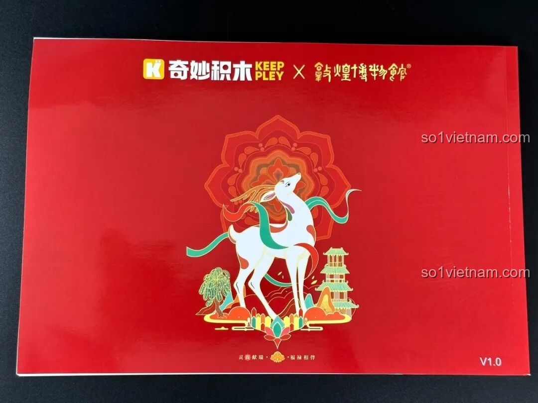 Cấu trúc nền của bộ lắp ghép Keeppley K19906 Màn hình tranh Đôn Hoàng với các minifigure đã được đặt vào vị trí.