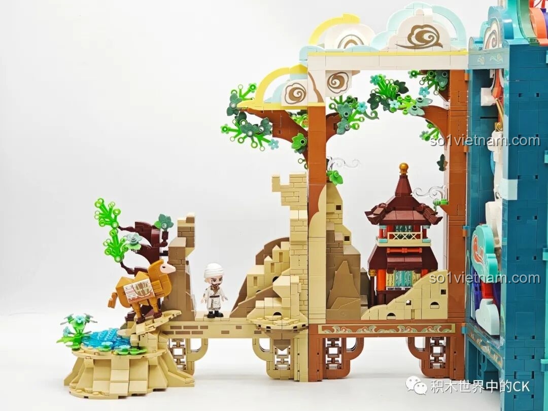 Cận cảnh hồ nước nhỏ xanh biếc với cây cối xung quanh trong Keeppley K19906 Màn Hình Tranh Đôn Hoàng, chi tiết đẹp mắt.