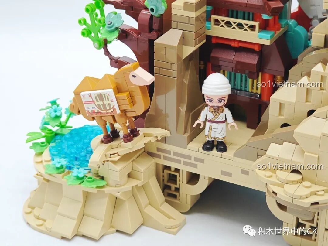 Cận cảnh các họa tiết hoa văn mây và sóng nước trên phần trên của Keeppley K19906 Màn Hình Tranh Đôn Hoàng, màu sắc rực rỡ.