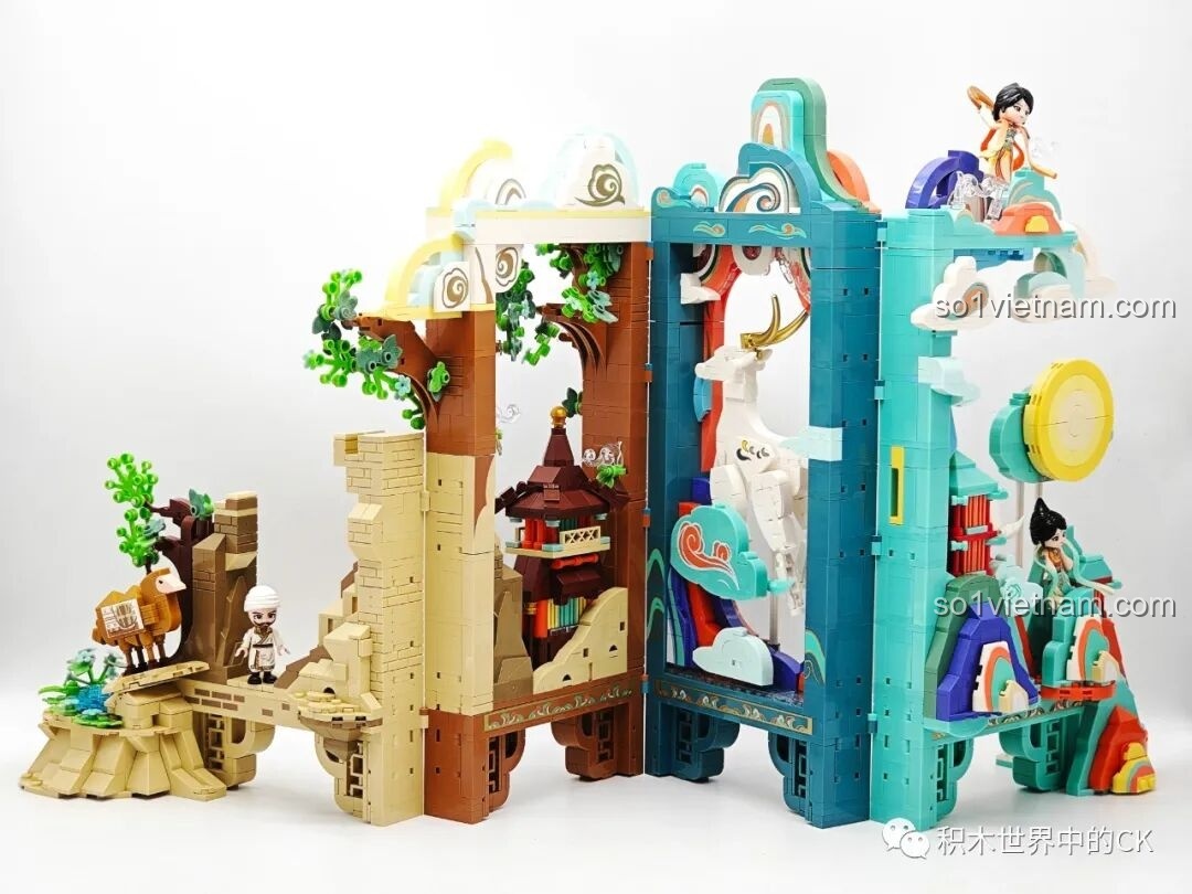 Cận cảnh lạc đà và minifigure Cửu Sắc Lộc trên cầu của Keeppley K19906 Màn Hình Tranh Đôn Hoàng, chi tiết tinh xảo.