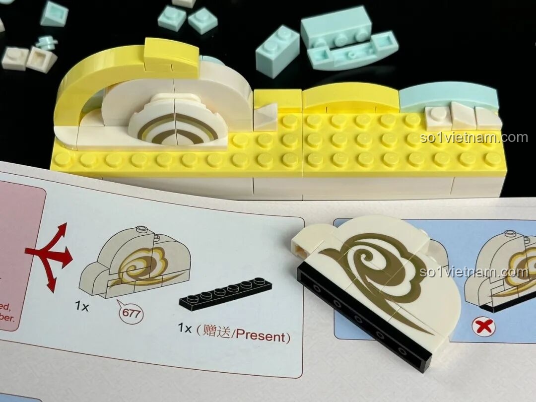 Bộ lắp ghép Keeppley K19906 Màn hình tranh Đôn Hoàng đã hoàn thành, đặt cạnh hộp và sách hướng dẫn.